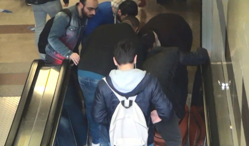 Oyuncu Hikmet Karagöz Taksim Metrosunda merdivenlerden düştü kanlar içinde kaldı - Resim: 3