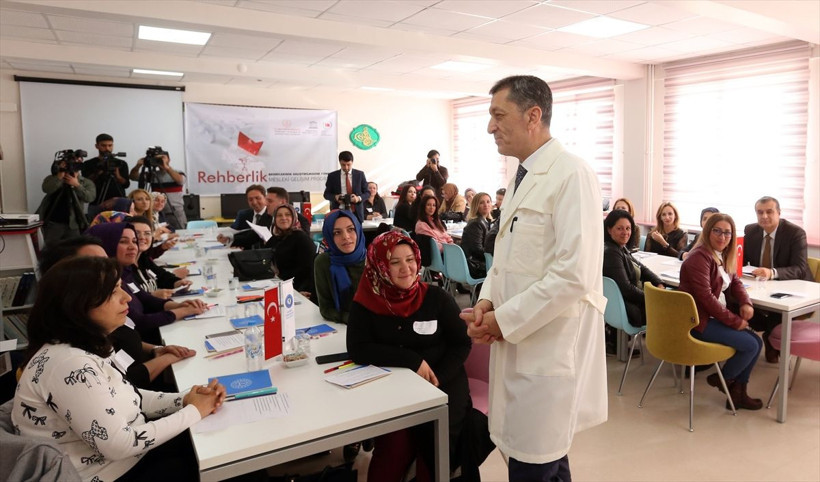 Milli Eğitim Bakanı Ziya Selçuk öğretmenliği özlemişim deyip giydi önlüğü - Resim: 4