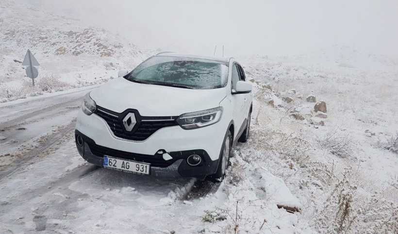 Tunceli'de mevsimin ilk karı düştü! Sürücüler yolda mahsur kaldı - Resim: 1