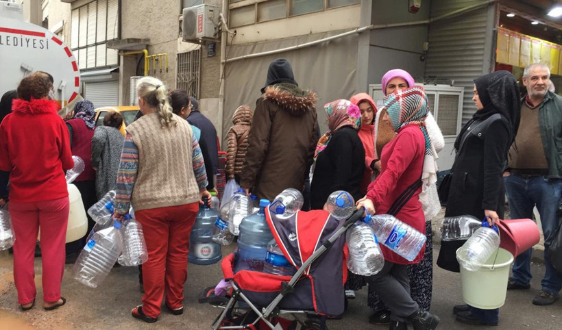 İzmir'de yağmur altında su kuyruğu - Resim: 4