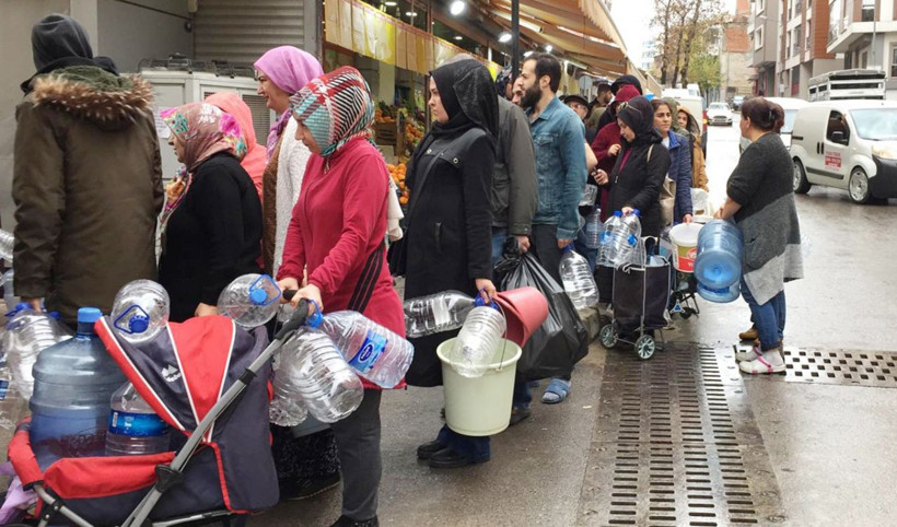İzmir'de yağmur altında su kuyruğu - Resim: 3