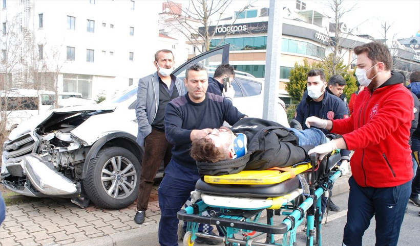 İstanbul'da trafiği altüst eden kaza! 5 araç karıştı yaralılar var - Resim: 4