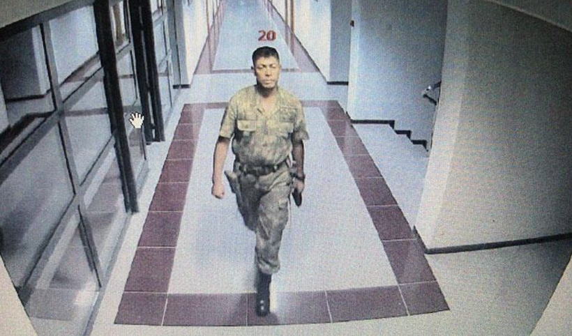 15 Temmuz şehidi Ömer Halisdemir'in kabrinde yoğunluk yaşanıyor! Zekai Aksakallı da oradaydı - Resim: 4