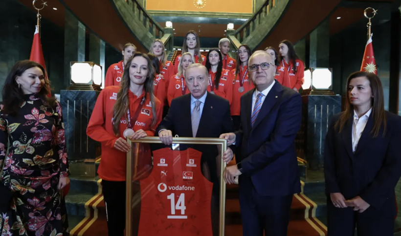 Kadın voleybol takımı filede hayran bırakmıştı! Cumhurbaşkanı Erdoğan ile kaptan Eda'nın sohbeti gülümsetti - Resim: 1