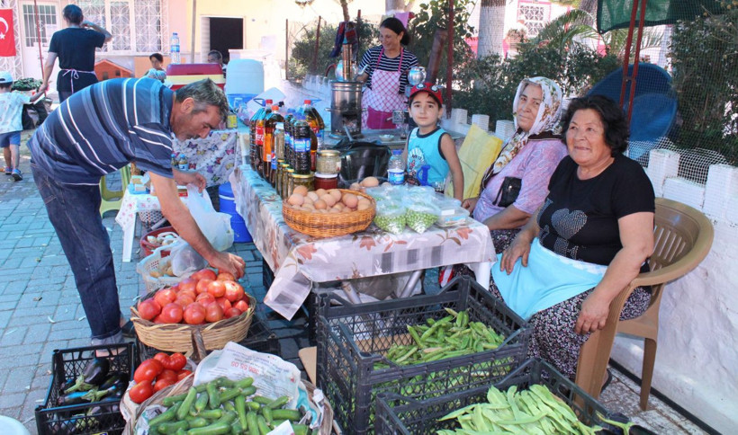 İzmir'de kurulan bu pazarda erkeklere yer yok - Resim: 4