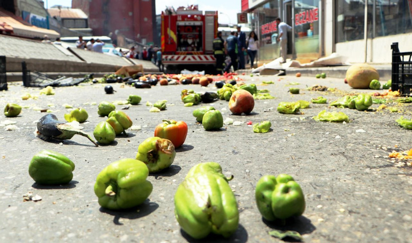 Erzurum'da seyyar satıcılar eylem yaptı çocuklar sebzeleri topladı! - Resim: 3