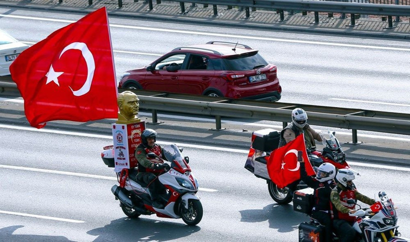 Cumhuriyet Bayramı konvoyu! 15 Temmuz Köprüsü'nde motosiklet şov - Resim: 3