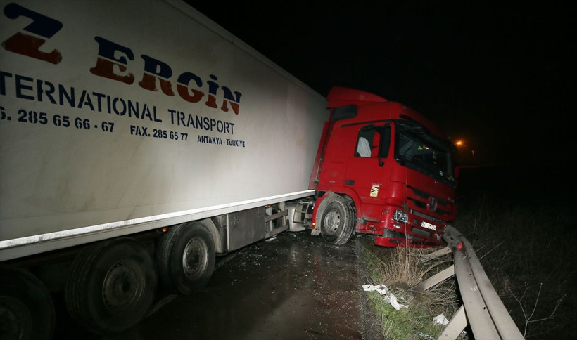 Çanakkale'de katliam gibi kaza! Akaryakıt istasyonundan çıkan TIR'a otomobil çarptı: 5 ölü - Resim: 2