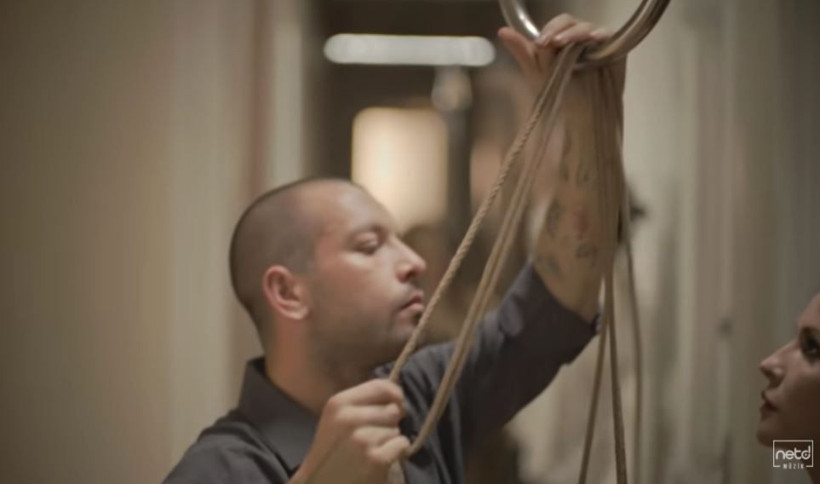 Aynur Aydın'ın 'Bilmece' klibindeki +18 salıncaklı cinsel fantezi sahneleri olay yarattı 'RTÜK görmüyor mu' - Resim: 4