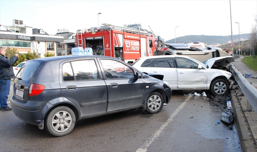 İstanbul'da trafiği altüst eden kaza! 5 araç karıştı yaralılar var - Resim: 3