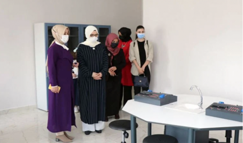 Diyanet İşleri Başkanı Ali Erbaş'ın eşi Seher Erbaş'ın çantasını koruma polisi taşıyor olay görüntü - Resim: 2