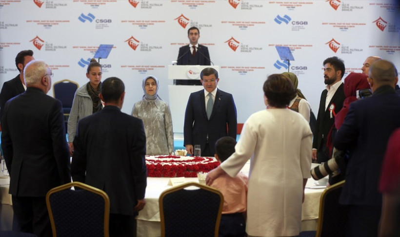 Şehit çocuklarının hediyesi Davutoğlu'nu duygulandırdı! - Resim: 1