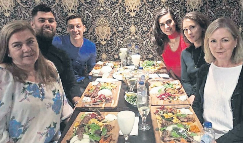 Mesut Özil'den jest - Resim: 2