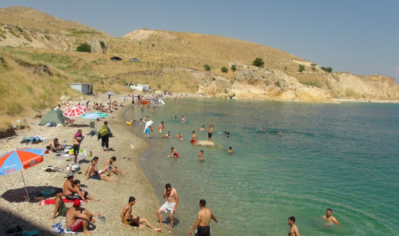 Sıcaktan bunalanlar kendini Van Gölü’nün serin sularına bırakıyor - Resim: 1