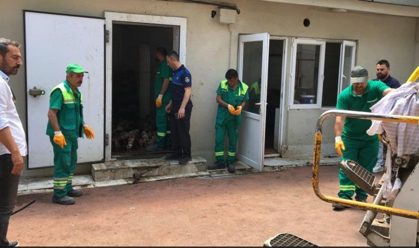 Bursa'da rezil görüntü! 3 ton eti yerden topladılar o etleri vatandaşa yedireceklerdi - Resim: 1