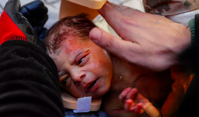 Daha 20 günlük avucunda annesinin saçı... 60 saat sonra depremin en kahreden fotoğrafı - Resim: 3