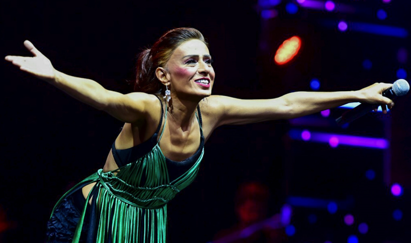 Yıldız Tilbe sahnede birden peruğunu çıkarıp halay mendili gibi salladı! - Resim: 1