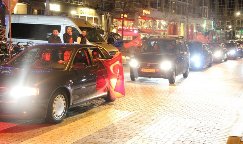 Hollanda’nın göbeğinde evet böyle kutlandı! Göğüslerini gere gere  - Resim: 3