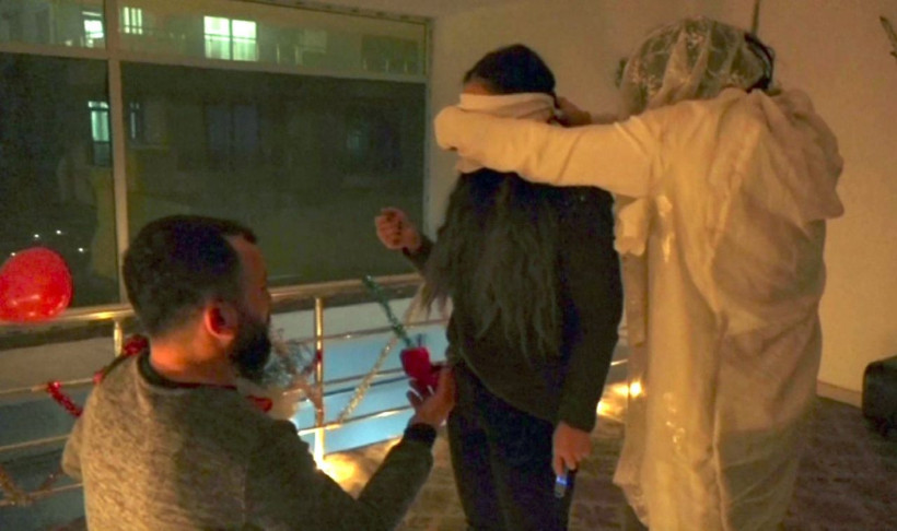 'Son duanı et' deyip evlenme teklifi yaptı - Resim: 2