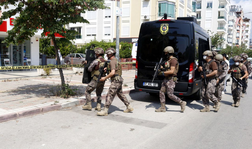 Antalya'da pencereden ne var ne yok attı Özel Harekat etkisiz hale getirdi - Resim: 3