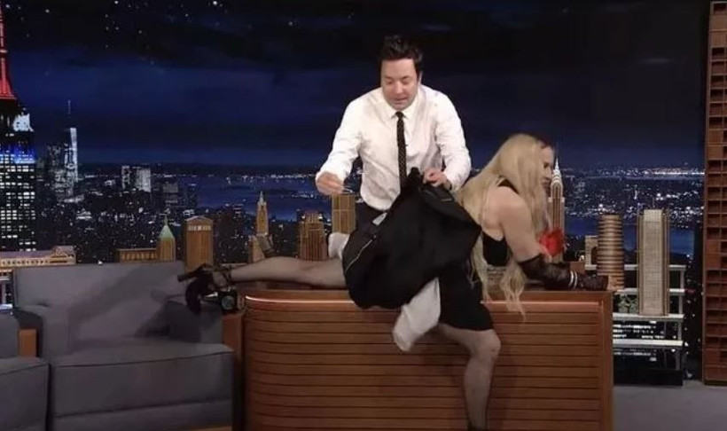 Madonna'dan şok hareket! Sırf kalçasını göstermek için masaya atladı! - Resim: 3