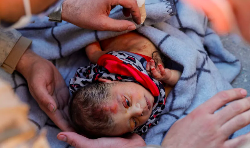 Daha 20 günlük avucunda annesinin saçı... 60 saat sonra depremin en kahreden fotoğrafı - Resim: 4