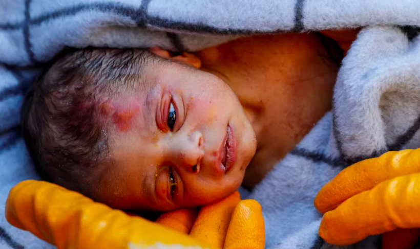 Daha 20 günlük avucunda annesinin saçı... 60 saat sonra depremin en kahreden fotoğrafı - Resim: 2