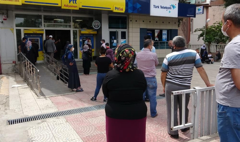 Vatandaşlar PTT'ye akın etti Mardin Gaziantep Samsun Adıyaman'da uzun kuyruklar oluştu - Resim: 1