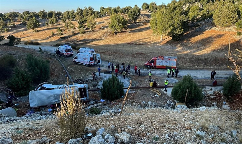 Mersin'de işçileri taşıyan minibüs kaza yaptı: 5 kişi hayatını kaybetti, çok sayıda yaralı var - Resim: 2