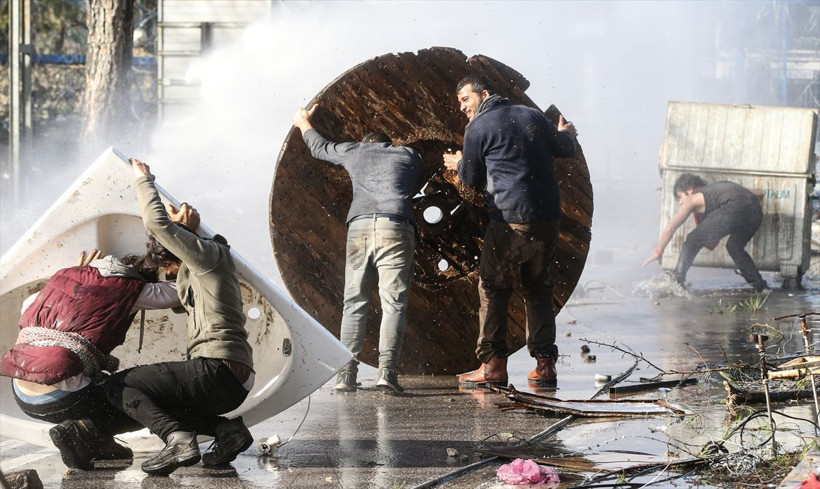 Yunanistan mültecilere vahşette sınır tanımıyor gaz tazyikli su mermi - Resim: 4