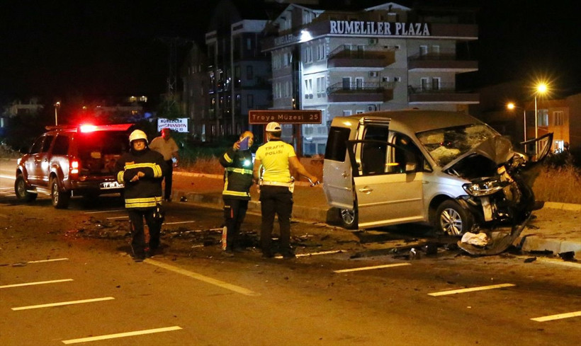 Çanakkale'de akıl almaz kaza! Astsubay ters yöne girdi, görev başındaki polisle çarpıştı - Resim: 3