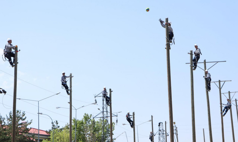 Erzurum'da elektrik teknikerlerine 'denge' eğitimi: 12 metre yüksekte voleybol oynuyorlar - Resim: 1