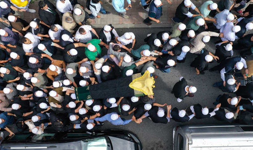 Ömer Tuğrul İnançer ebediyete uğurlandı sevenleri yalnız bırakmadı - Resim: 2