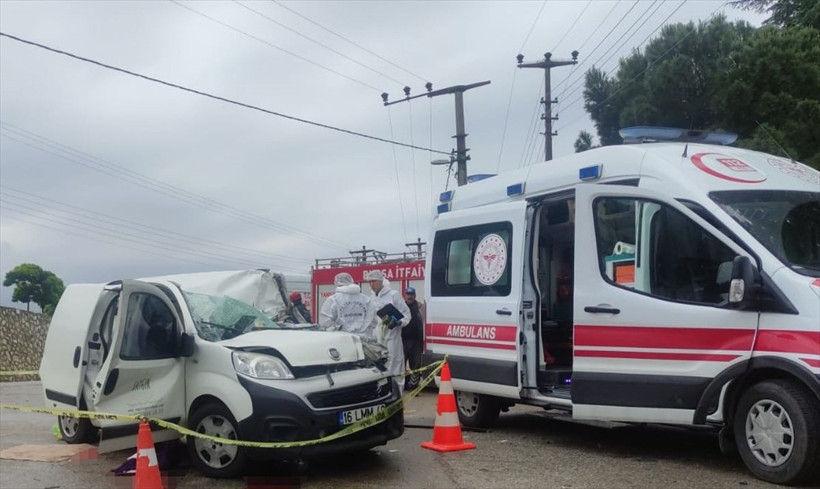 İznik'te feci kaza! Hafif ticari araç tırın savrulan dorsesine çaptı, ölenler ve yaralılar var - Resim: 1