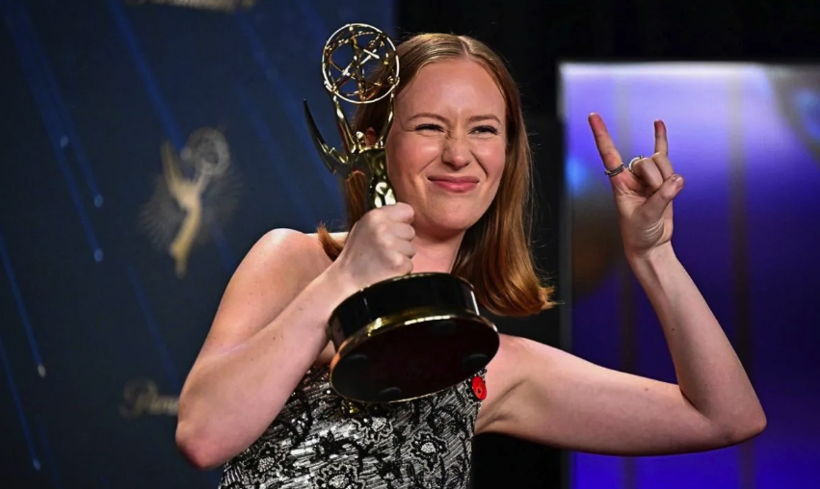 77. Emmy ödülleri sahiplerini buldu: Yahudi oyuncudan sahnede gelen 'Filistin' mesajı salonda alkış kopardı - Resim: 2