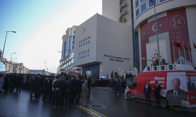 Devlet Bahçeli'ye karanfilli karşılama - Resim: 1