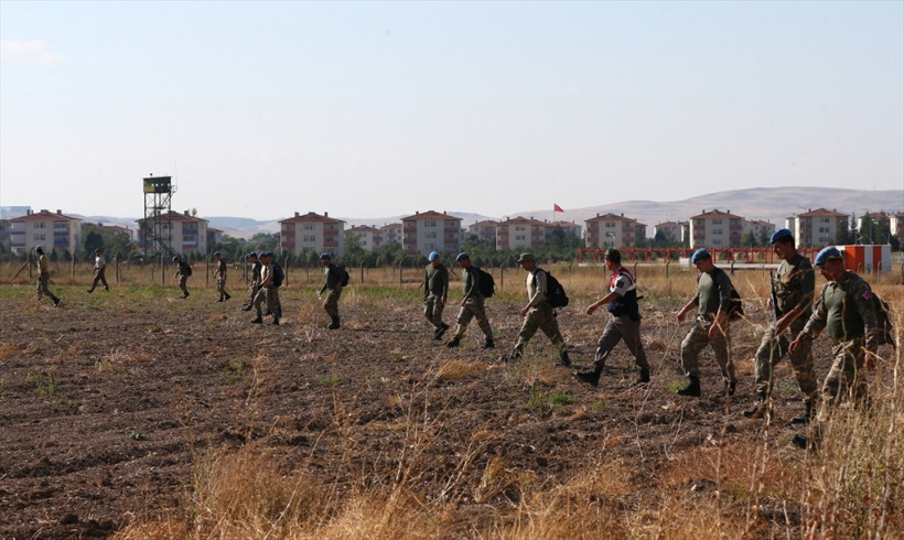 Darbeci askerler malzemelerini tarlada bırakıp kaçtı - Resim: 3