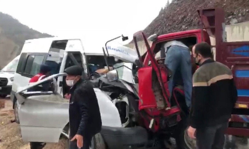 Tokat'ta kamyonet ile minibüs çarpıştı! 2 kişi öldü, 11 kişi yaralandı - Resim: 1