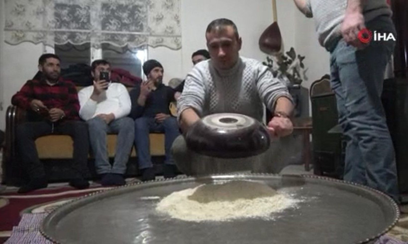 Sivas'ta en az 6 kişiyle yapılıyor yapımı saatler sürüyor! Tadına doyulmuyor: Ağda şekline gelince... - Resim: 2