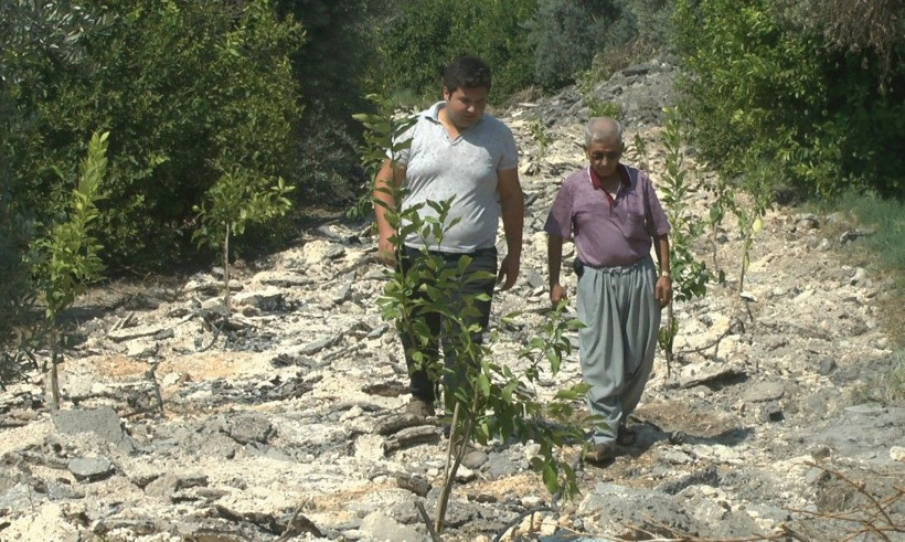 İş makinesiyle asfalt yolu söküp girişine tabela koydu Hiç kimseyi geçirmiyor - Resim: 1