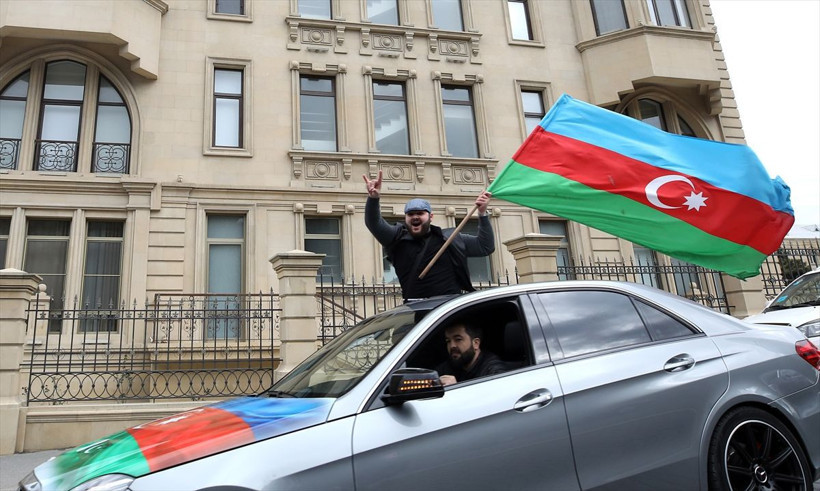 Azerbaycanlılar Şuşa'nın işgalden kurtarılışını coşkuyla kutladı - Resim: 2