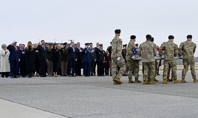 Trump İran savaşında öldürülen ABD askerlerinin naaşını böyle karşıladı - Resim: 1