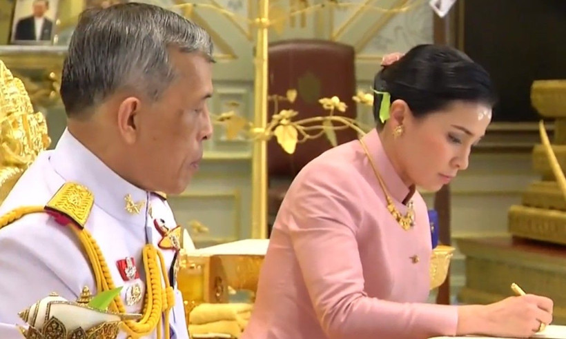 Tayland Kralı Maha Vajiralongkorn Orgeneraliyle evlendi ilginç görüntüler - Resim: 2