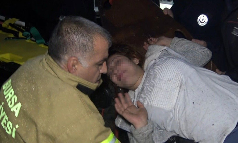 Uçuruma yuvarlanan kadın cep telefonu bulunmadan kurtarılmak istemedi - Resim: 2