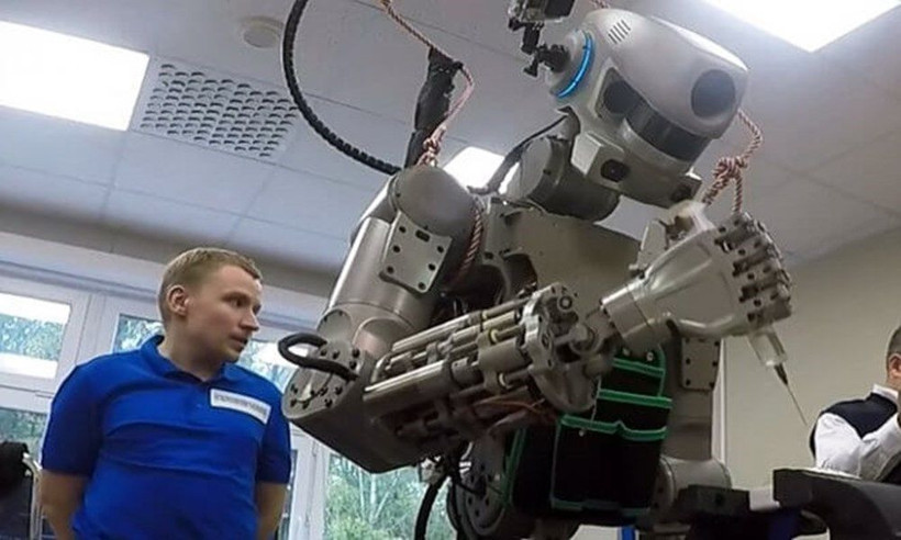 İnsansı robot Fedor'un Twitter hesabı kapatıldı silah taşıyıp araba kullanabiliyor! - Resim: 3