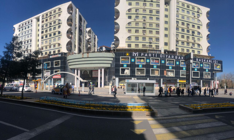 Rapor çıktı! Spor salonu için kolon kesip, yerine ayna, soyunma kabini ve elbise askısı konulmuş - Resim: 1