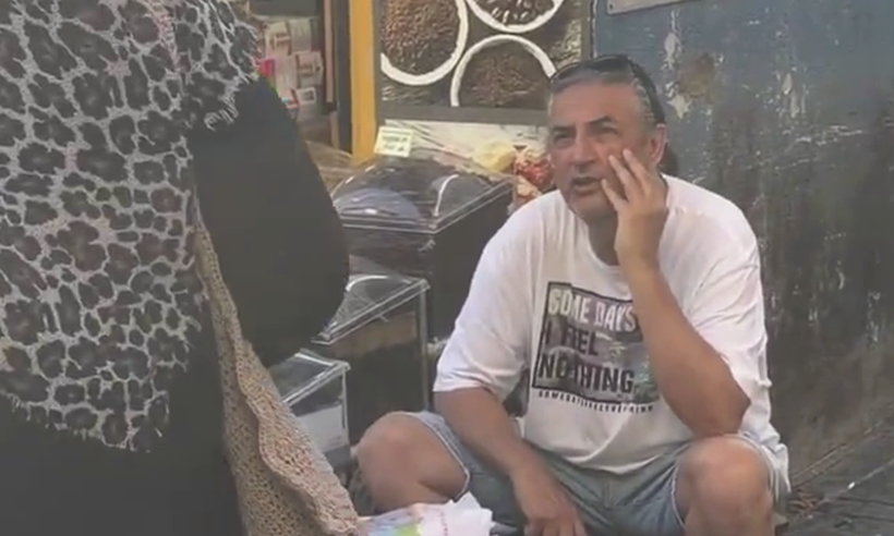 Şarkıcı Çelik pazarda görüldü! Lif sattığı anlar şaşırttı sebebi bakın neymiş - Resim: 1