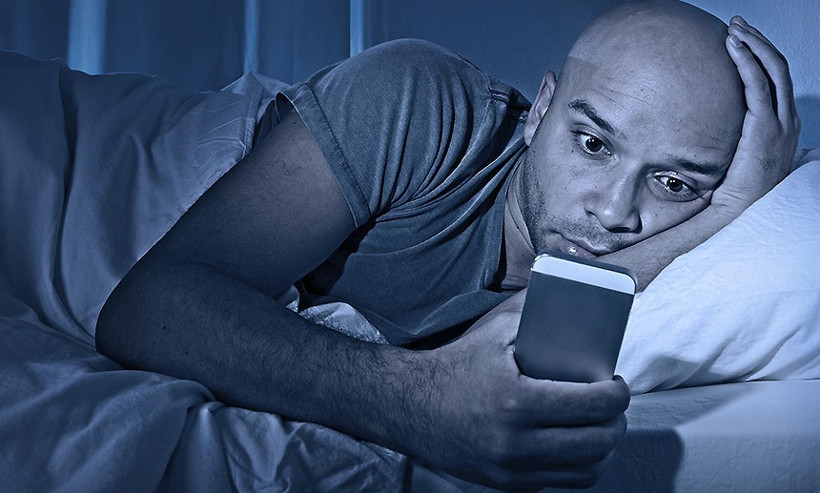 Karanlıkta telefon kullananlar dikkat! Gece yatmadan önce - Resim: 1