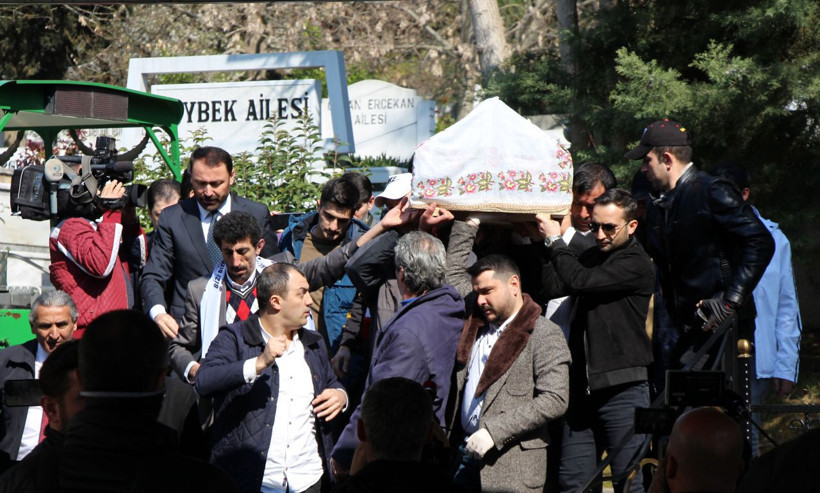 Müslüm Gürses'in eşi  Muhterem Nur son yolculuğuna uğurlandı! - Resim: 2