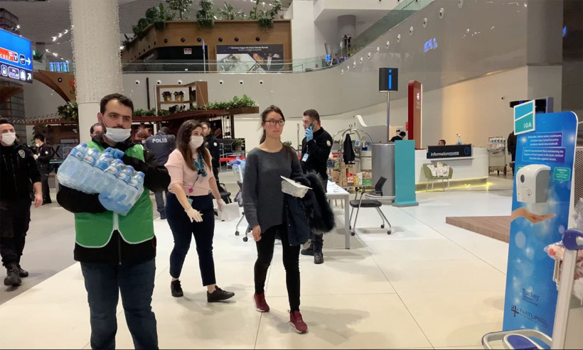 Havalimanında mahsur kalan yabancı yolculara insani yardım - Resim: 2